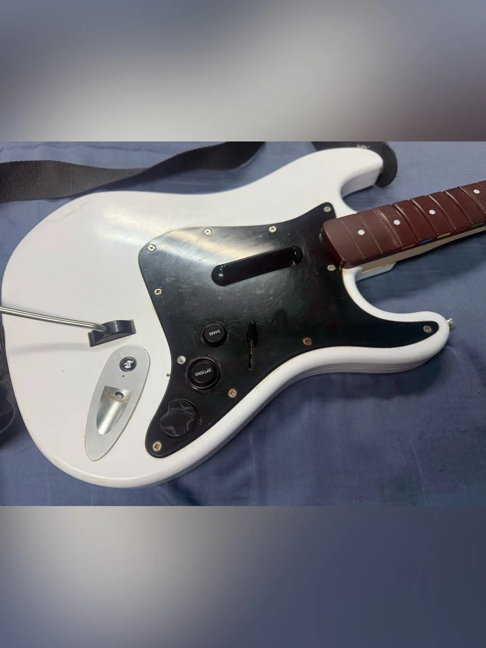 RARE RockBand Wireless White Fender Stratocaster Guitar PS4 / 91261 / Tested